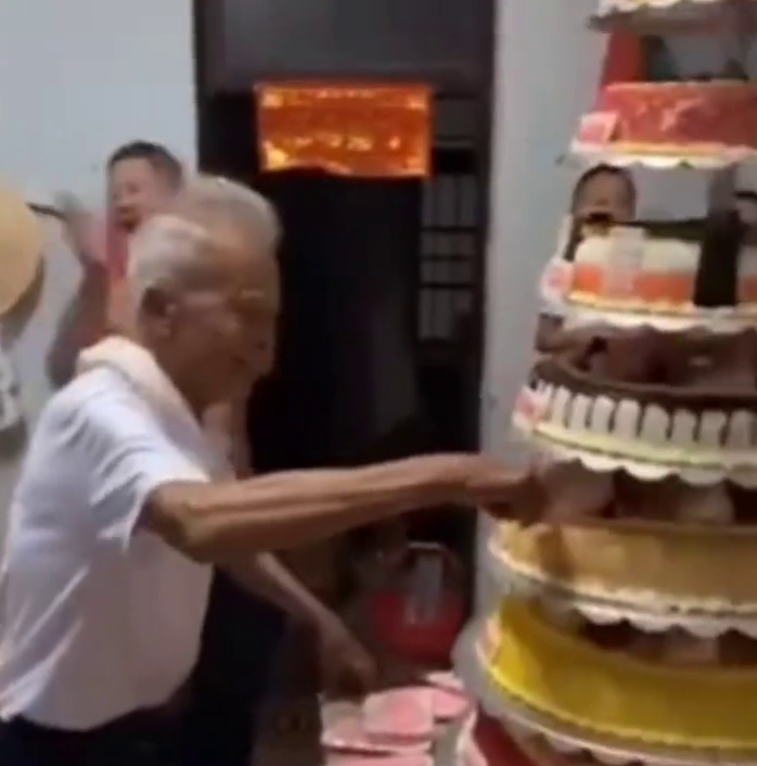 老人91岁大寿，子女置办10层巨型蛋糕祝寿！与全村人分享
