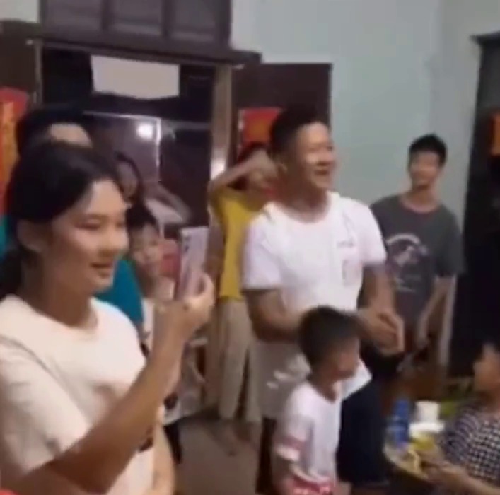 老人91岁大寿，子女置办10层巨型蛋糕祝寿！与全村人分享