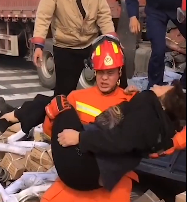 消防员摔倒仍稳抱被困者,网友:最有安全感的抱抱