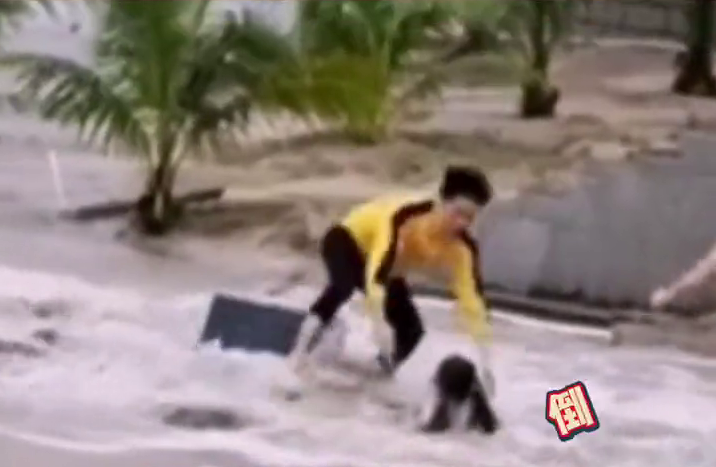 小女孩被海浪卷走 陌生小哥飞奔救回 网友点赞：救了一个家庭