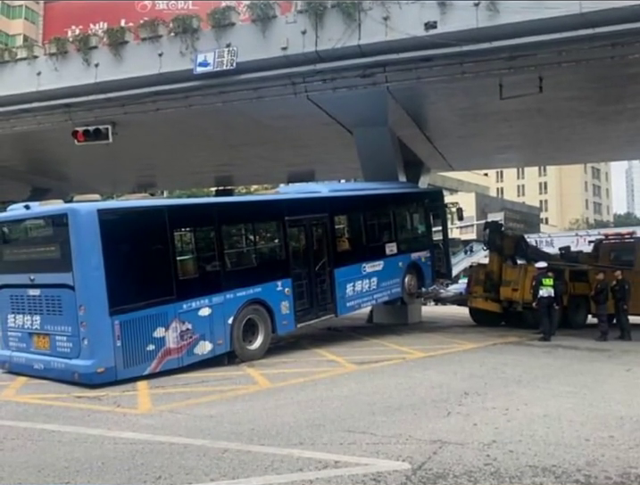 贵阳一公交车撞上都司高架桥桥墩，十余人被送往医院