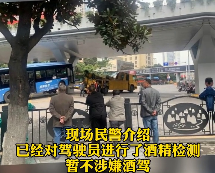 贵阳一公交车撞上都司高架桥桥墩，十余人被送往医院