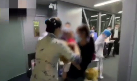 幼童飞行途中被葡萄干卡喉咙 空姐跪地紧急施救：一定要救活他！