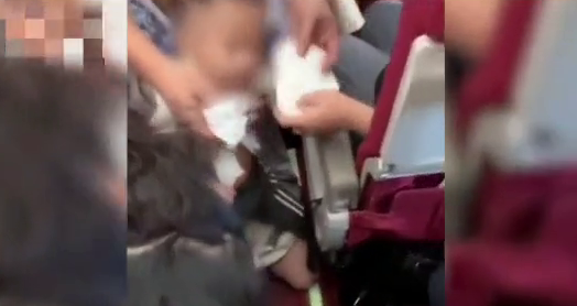 幼童飞行途中被葡萄干卡喉咙 空姐跪地紧急施救：一定要救活他！