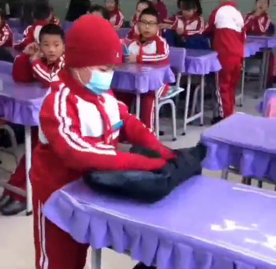 小男孩到学校第一件事，先整理好自己的衣物，网友：叠出专柜范儿