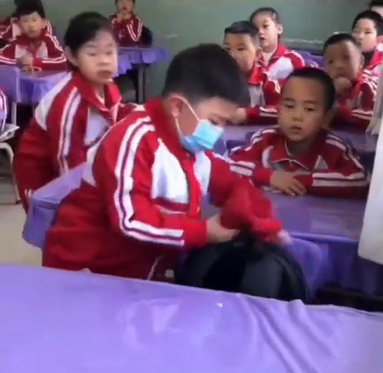 小男孩到学校第一件事，先整理好自己的衣物，网友：叠出专柜范儿