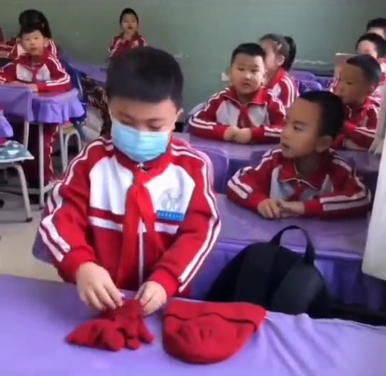 小男孩到学校第一件事，先整理好自己的衣物，网友：叠出专柜范儿