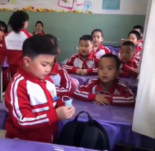 小男孩到学校第一件事，先整理好自己的衣物，网友：叠出专柜范儿