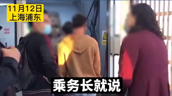 大妈机场安检插队被拒 追着小伙一路骂 扬言下了飞机再打