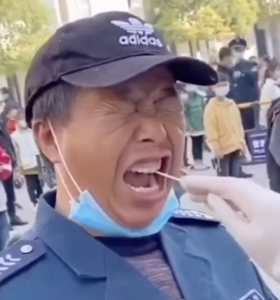 保安大叔做核酸检测做出表情包 检测人员直呼:别咬它 保安大叔做核酸检测做出表情包 检测人员直呼:别咬它