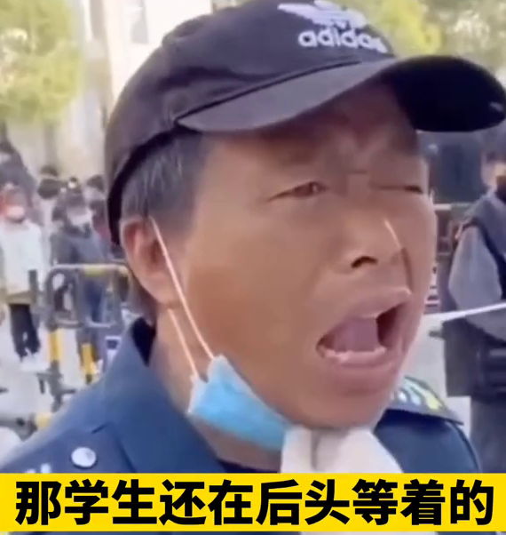 保安大叔做核酸检测做出表情包 检测人员直呼:别咬它 保安大叔做核酸检测做出表情包 检测人员直呼:别咬它