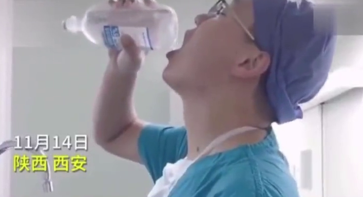 医生手术后喝葡萄糖水被质疑,热心市民送饮料:别寒了医生心 医生手术后喝葡萄糖水被质疑,热心市民送饮料:别寒了医生心