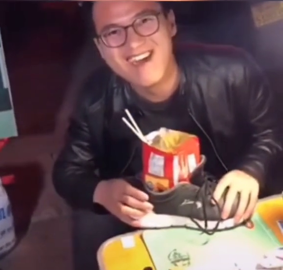 贴膜小哥用鞋当碗泡方便面：袋装比桶装便宜2元