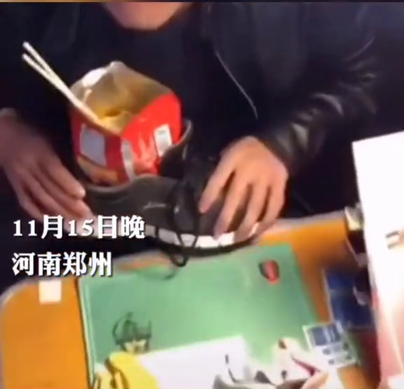 贴膜小哥用鞋当碗泡方便面：袋装比桶装便宜2元