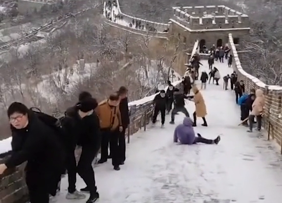 下雪天爬长城,一不小心就回到了原点，网友：怀疑你们想滑滑梯