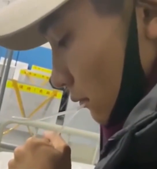 又是别人家的男朋友！女友打吊针，男生嘴含输液管温热药水