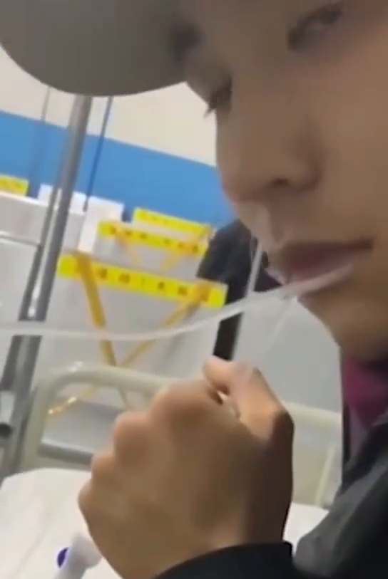 又是别人家的男朋友！女友打吊针，男生嘴含输液管温热药水