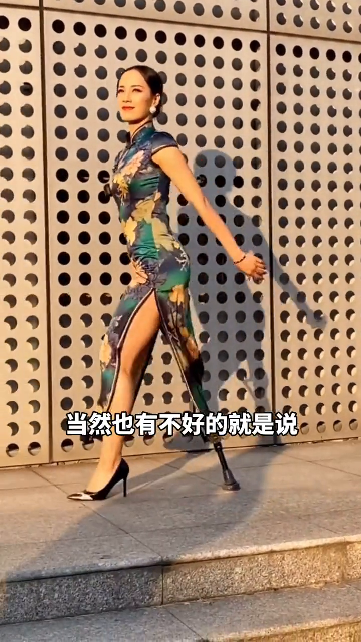 独腿女子拄拐杖参加旗袍大赛，获并列第一！网友：她是真的漂亮！