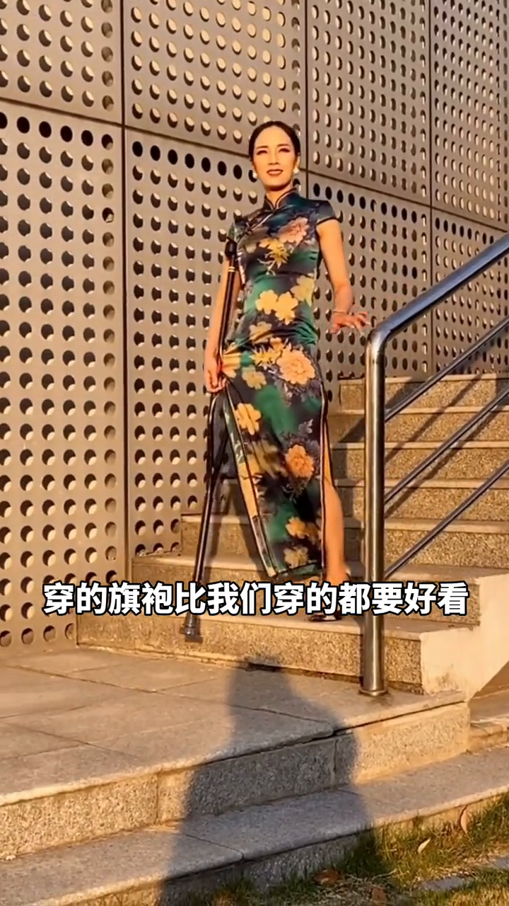 独腿女子拄拐杖参加旗袍大赛，获并列第一！网友：她是真的漂亮！