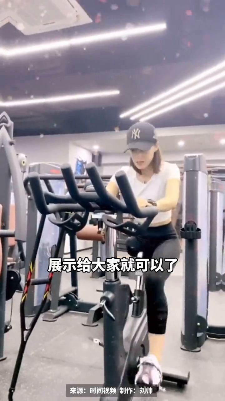 独腿女子拄拐杖参加旗袍大赛，获并列第一！网友：她是真的漂亮！