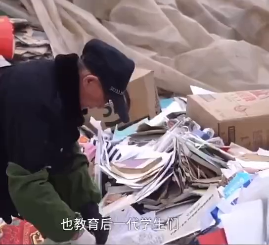 76岁老人废品站淘书捐爱心书屋：目标每年至少捐1000本
