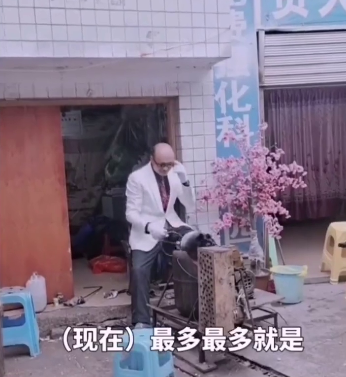 贵阳爆米花大爷走红 帮拍变装视频收入翻4倍