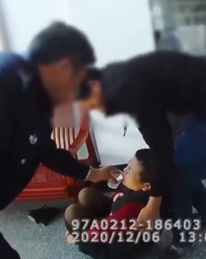 “救我”！情侣吵架吵进派出所，女子突发心梗倒地！
