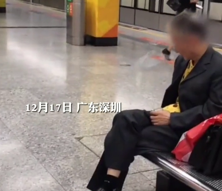 深圳一老人在地铁站内抽烟 被工作人员制止还口吐狂言：去问问我是谁！
