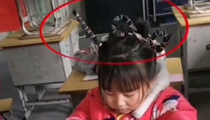 孩子期末考试，妈妈给扎了“100分”辫子
