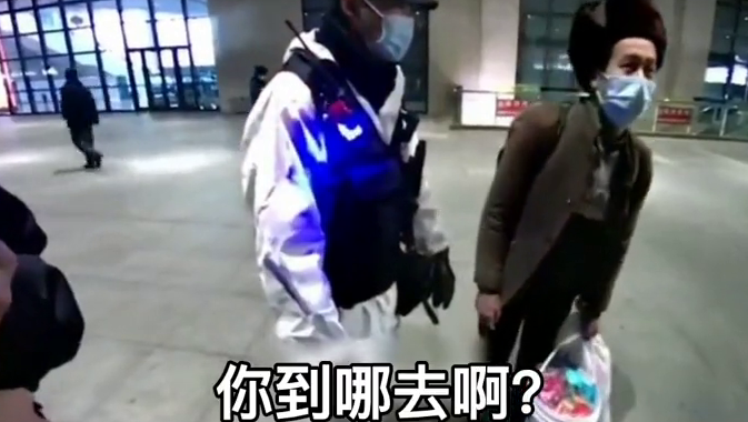 农民工带100万现金上火车，乘警3000公里护送！现实版“天下无贼”
