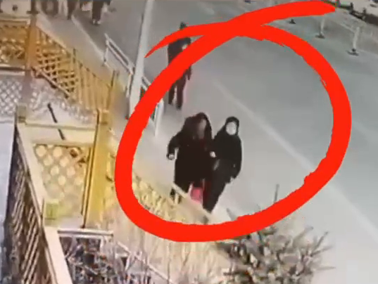 女子故意撞倒老人致其骨折 警方：撞人者已被控制