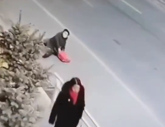 女子故意撞倒老人致其骨折 警方：撞人者已被控制