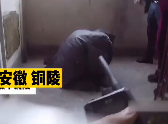 小学生成绩不好被父亲脱光衣服赶出家门 民警赶到现场心疼不已