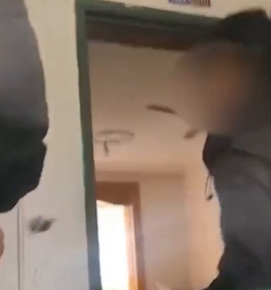 小学生成绩不好被父亲脱光衣服赶出家门 民警赶到现场心疼不已