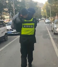 小学生成绩不好被父亲脱光衣服赶出家门 民警赶到现场心疼不已