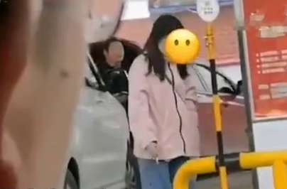 长沙一女子在加油站内吸烟 旁边男子一声吼！网友：真赞！