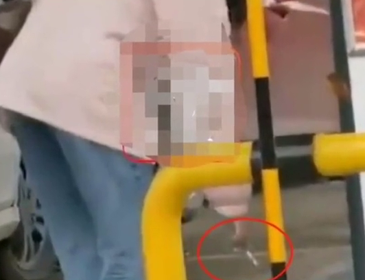 长沙一女子在加油站内吸烟 旁边男子一声吼！网友：真赞！