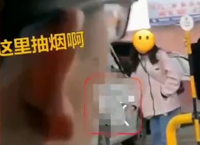 长沙一女子在加油站内吸烟 旁边男子一声吼！网友：真赞！