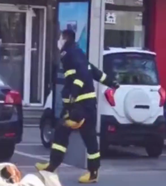 消防员出警蹦蹦跳跳归来 希望他们每次回来都这么开心