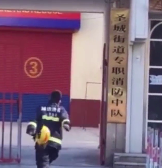 消防员出警蹦蹦跳跳归来 希望他们每次回来都这么开心