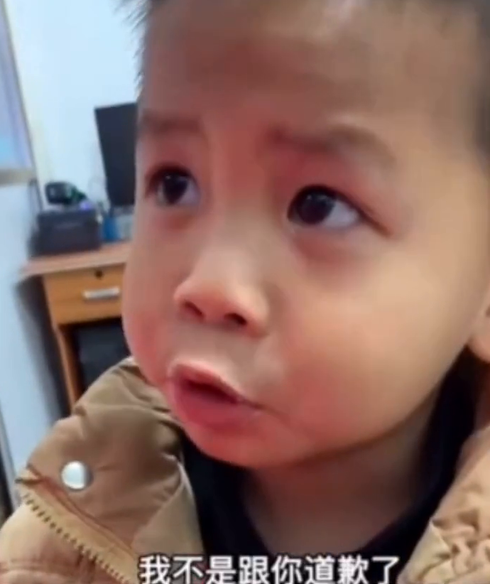 4岁儿子惹妈妈生气后，想尽办法讨好：你是世界上最美的女人！