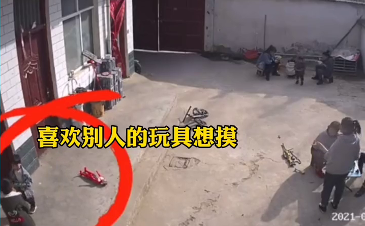 隔辈亲！孩子想摸别人的玩具枪被拒，爷奶秒懂火速安排买回