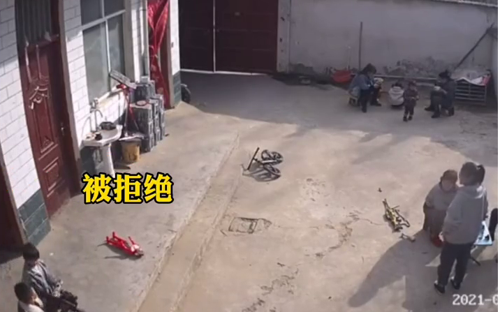 隔辈亲！孩子想摸别人的玩具枪被拒，爷奶秒懂火速安排买回