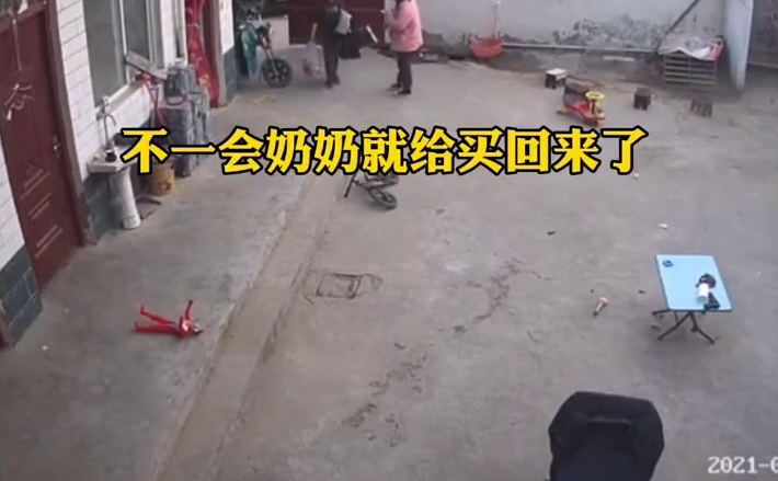 隔辈亲！孩子想摸别人的玩具枪被拒，爷奶秒懂火速安排买回