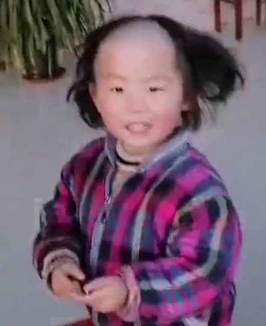 小女孩给自己理发，剃成地中海发型，家长笑到停不下来