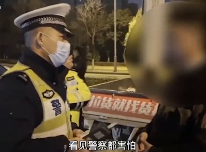 尴尬！男子为逃避查酒驾摔破相 结果酒精含量为0