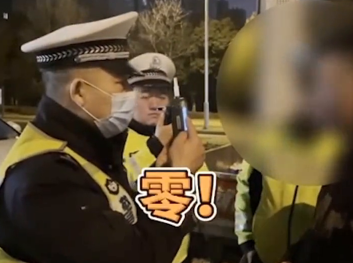 尴尬！男子为逃避查酒驾摔破相 结果酒精含量为0