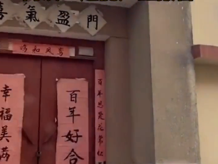 二哈卡墙洞成“狗头监控” 网友：还能声控报警