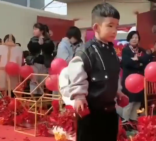 3岁萌娃送戒指,把戒指扔到新人面前惹全场爆笑! 3岁萌娃送戒指,把戒指扔到新人面前惹全场爆笑!