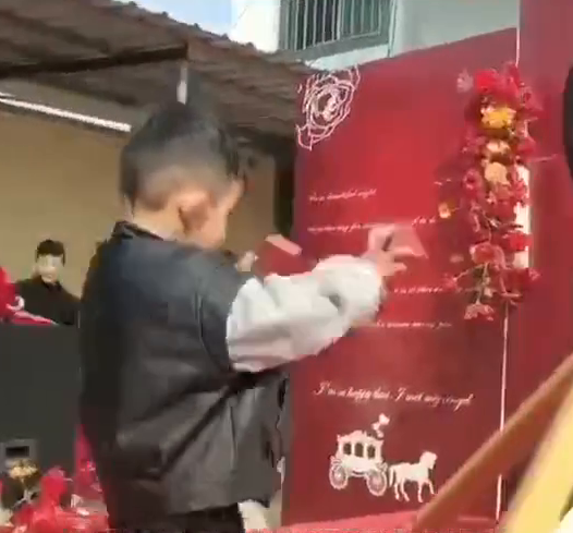 3岁萌娃送戒指,把戒指扔到新人面前惹全场爆笑! 3岁萌娃送戒指,把戒指扔到新人面前惹全场爆笑!